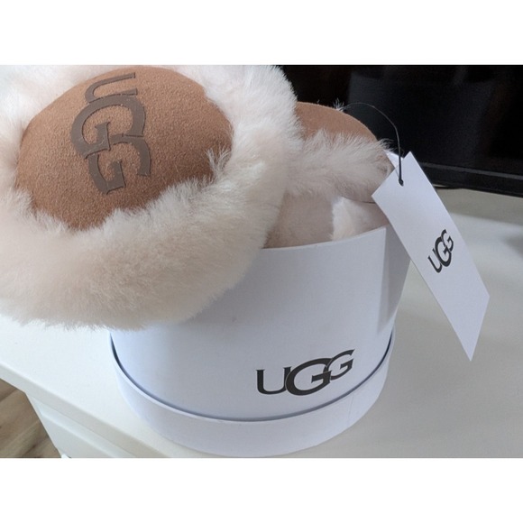 UGG NEW IN BOX SHEEPSKIN & CHESTNUT LOGO EARMUFFS - Picture 5 of 6